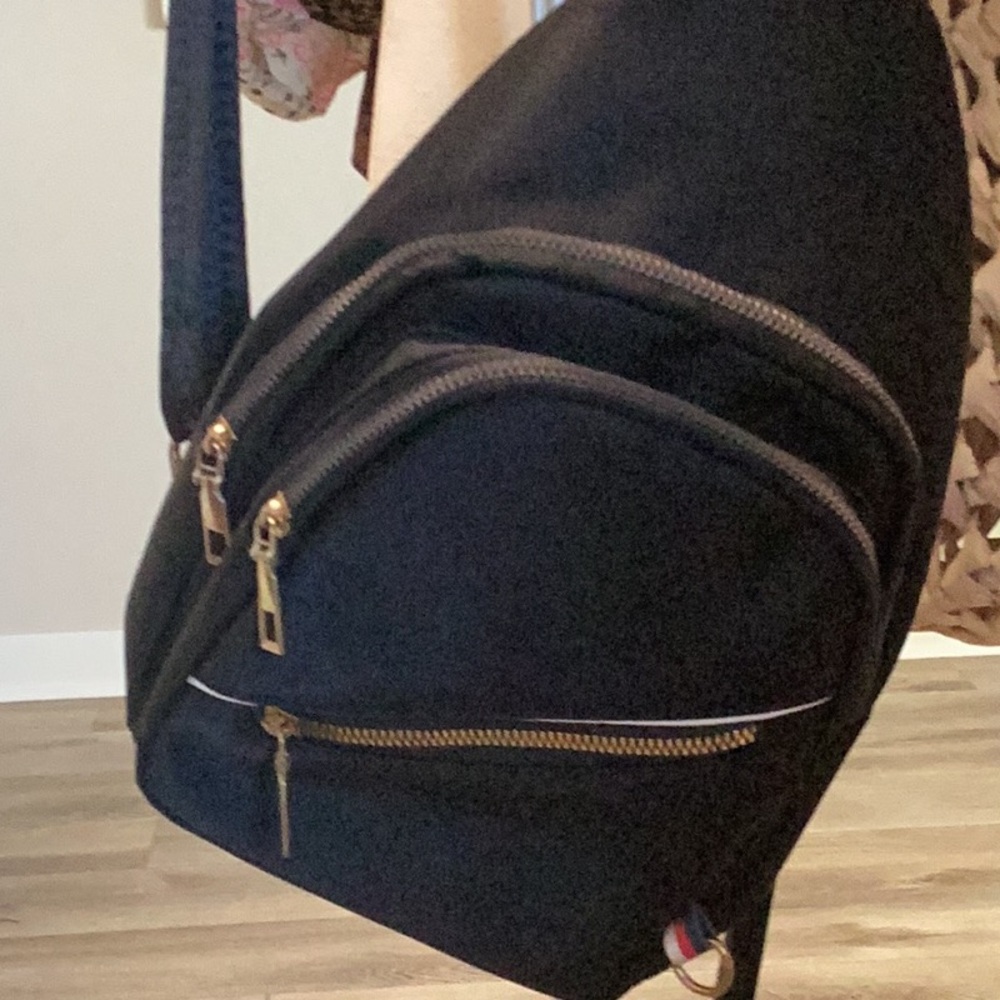 Black Fanny pack nylon with Gold Zippers clean no call outs